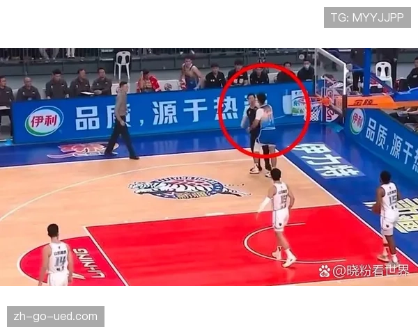 篮球比赛中如何准确判定空中对抗犯规？
